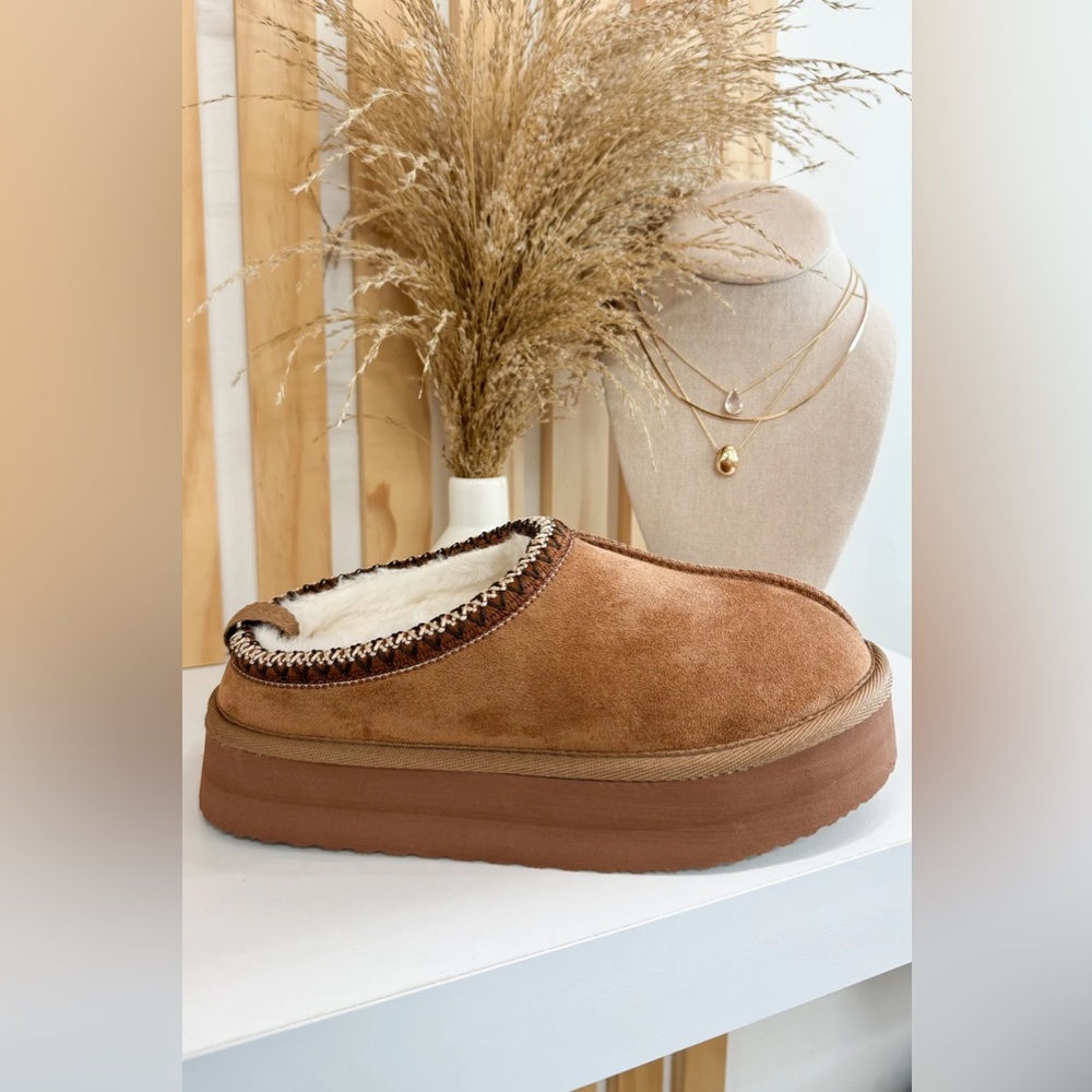 NIB Brand New Very G Charlie Platform Vegan Suede Fur Slippers Slides Tan Shoes - Picture 2 of 6